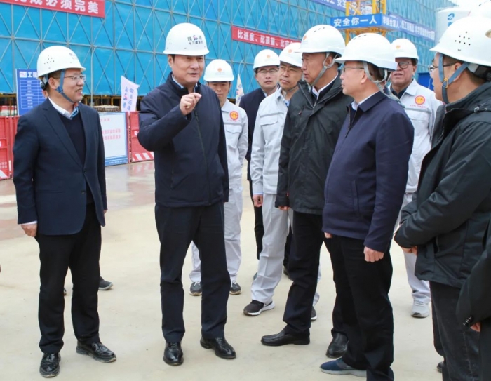 省人大常委会副主任、省...